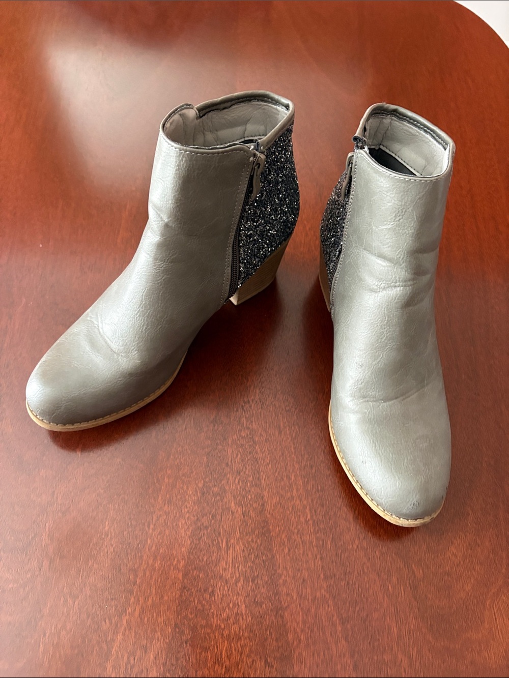 Stylish Gray Ankle Boots with Glitter Heel Panel